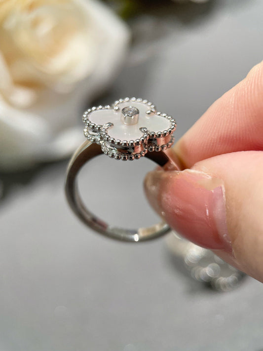 Clover Silver Mop Ring w/ Diamond Cut